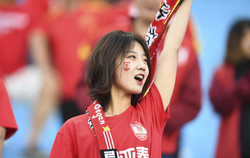 中超联赛:俏皮可爱的女球迷酷似周冬雨,看台热情助威!