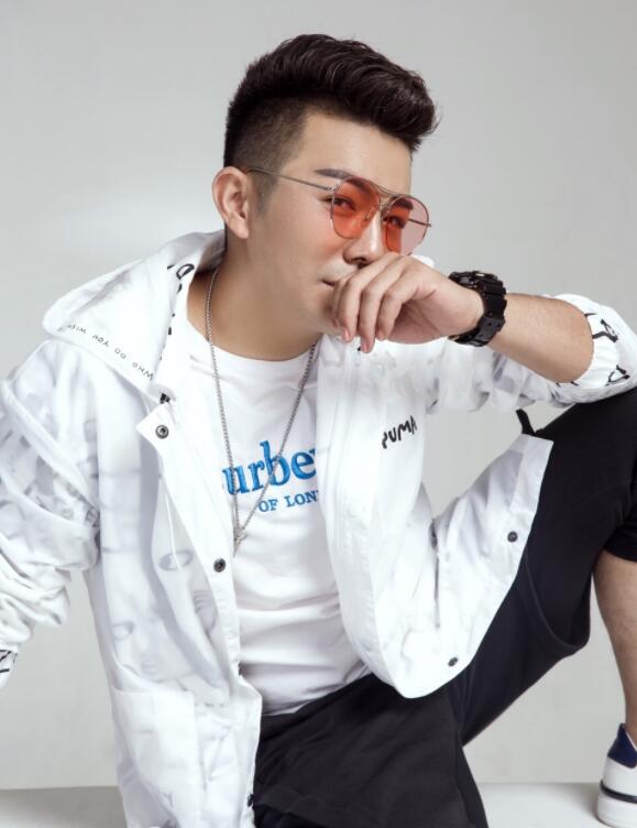 曾经经受住大风大浪的三位yy主播 谁能支撑起"一哥"这个称号