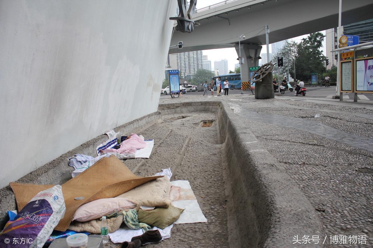 露宿街头的7旬流浪汉曾经的辉煌让人感叹, 这教训太深刻了