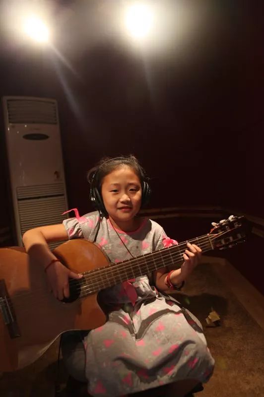 15岁唱作少女王佳懿 ,4岁半为汶川地震献声,如今出道获孙悦力推