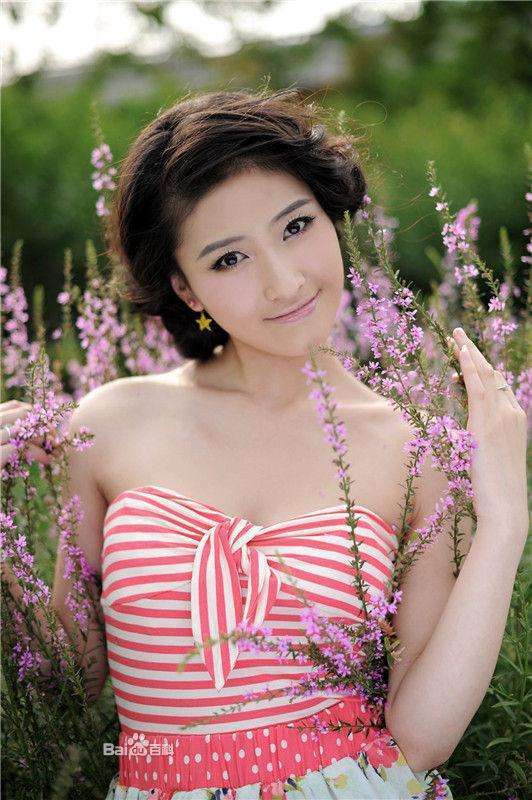 这几年,几乎看不见李叶青的新作,也许是厌倦了退出了演艺圈,也许是