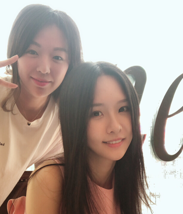 斗鱼一姐与头号女粉合影暴露细节 阿冷仍是个单纯的小女孩