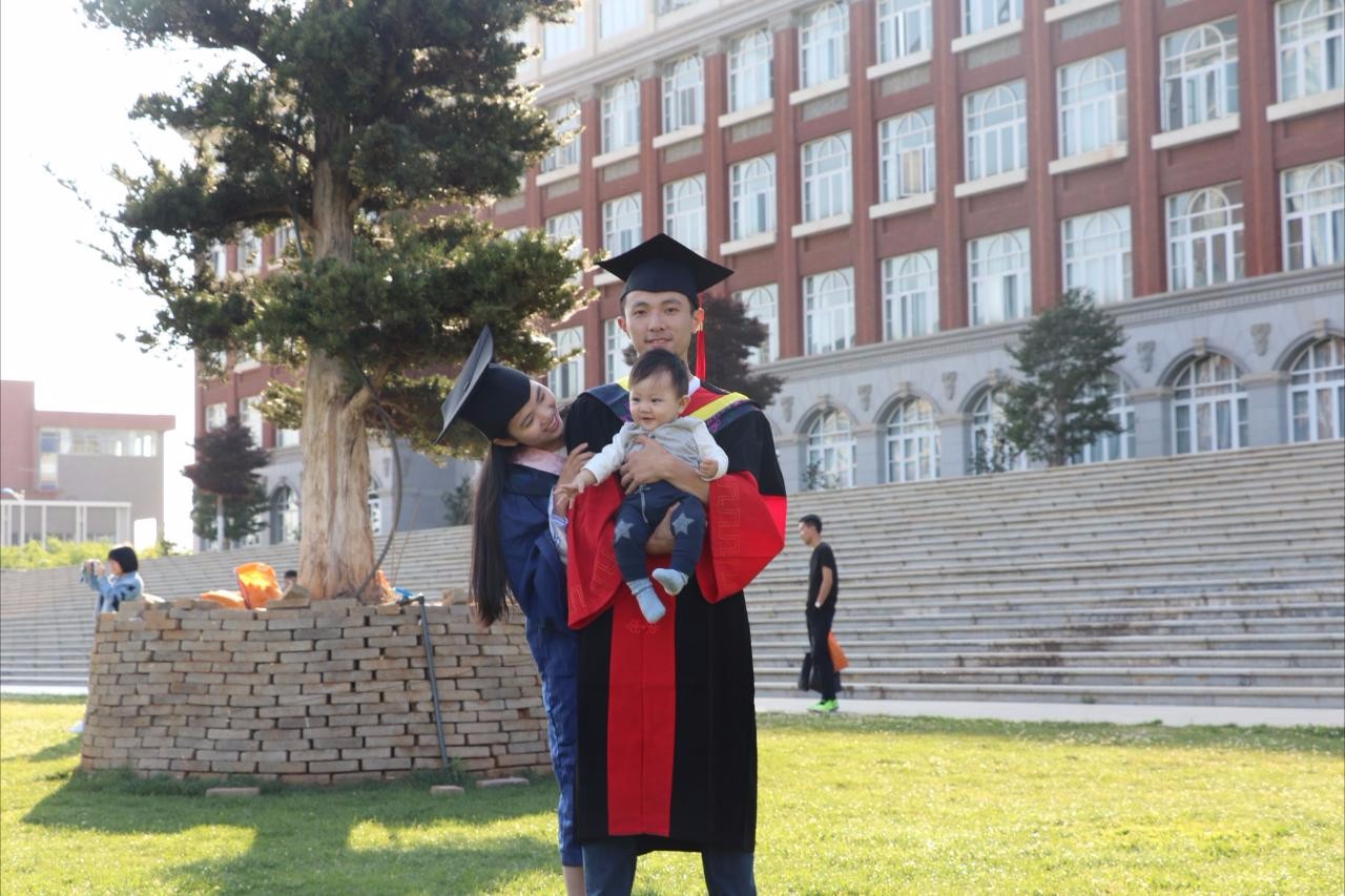 博士爸爸硕士妈妈抱着孩子一起拍毕业照网友人生赢家