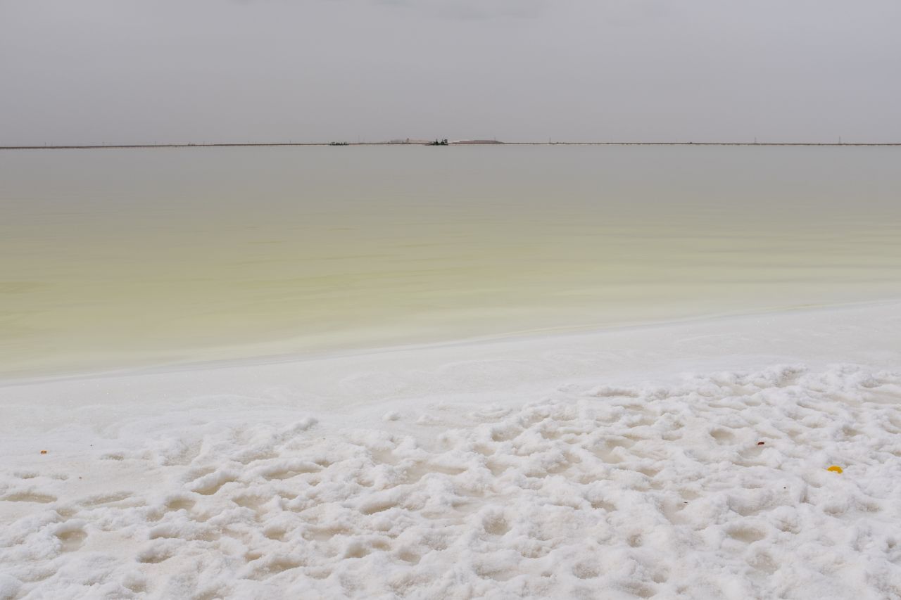 察尔汗盐湖:中国最大的盐湖,据说这里的盐