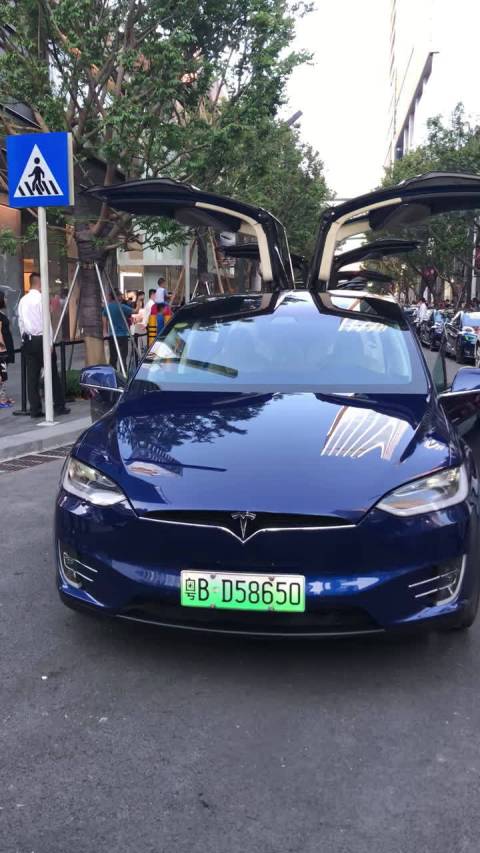 今天非常有幸看到了,一群尊贵的深圳特斯拉车主的灯光秀