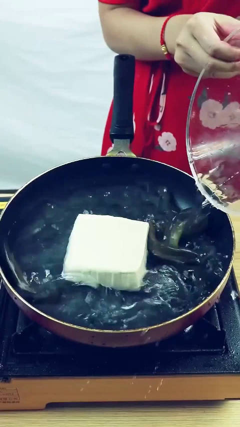 美女教你徒手剥火龙果,只需30秒,看过的人都学