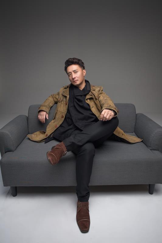 实力派演员高子沣倾力加盟本剧,在剧中饰演一位性格温和的商人"丁俊"