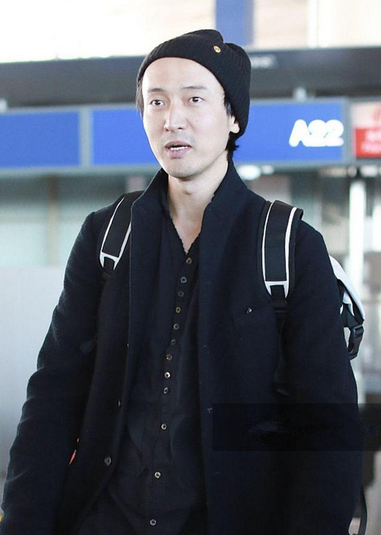 王传君现身机场 素颜傻笑手指脑袋成表情包挥手告别亲和力十足