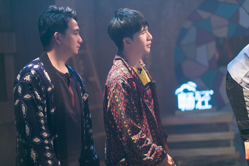 《我是大侦探》何炅大张伟PK唱功 吴磊沉迷