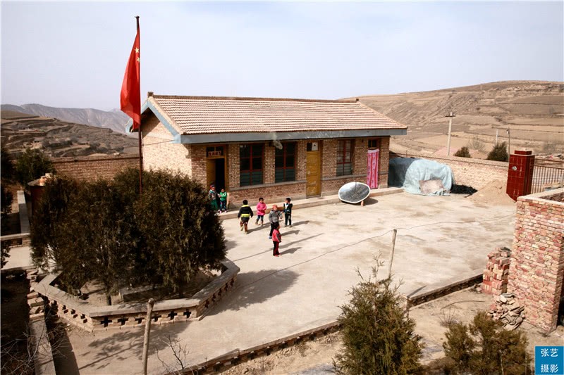 甘肃会宁县汉家岔乡中心小学常山教学点代课教师王健林,在家乡一所共