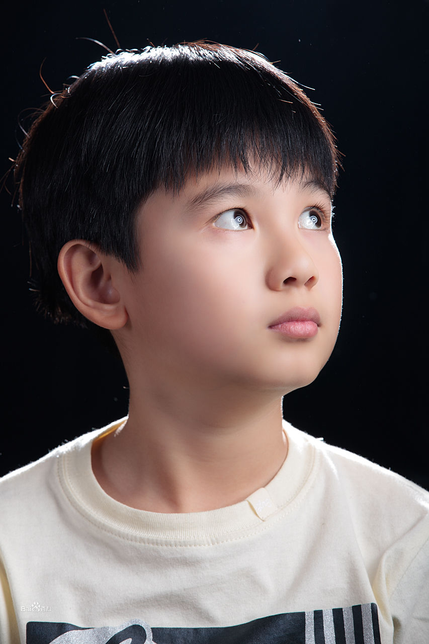胡先煦是剧中"三人组"中的那个小男生,很阳光的一个形象.