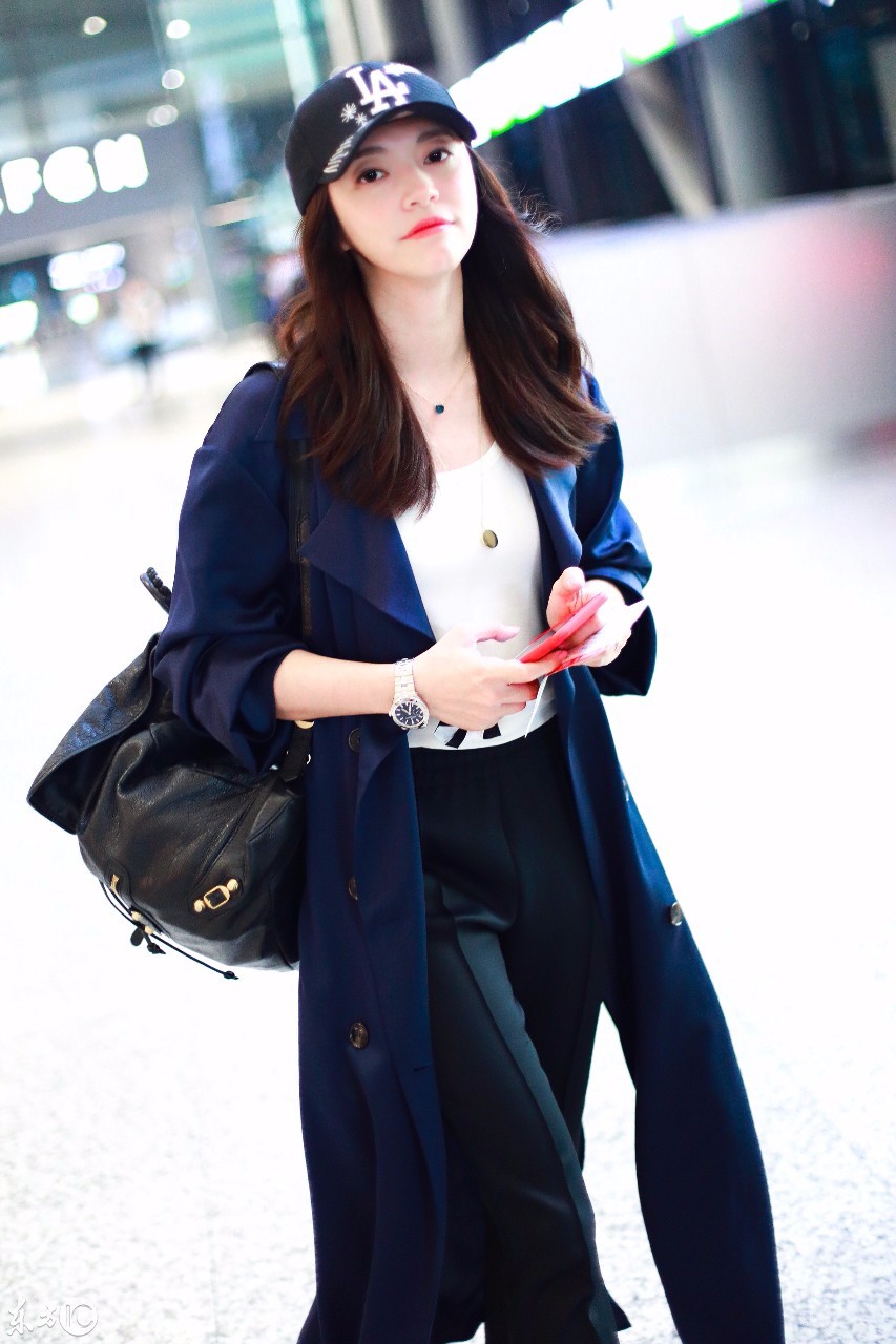 姚晨戴棒球帽穿风衣现身机场皮肤白皙大方与粉丝玩自拍尽显亲和