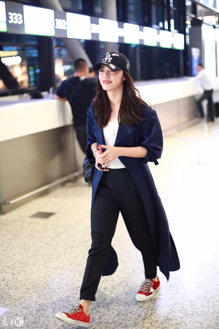 姚晨戴棒球帽穿风衣现身机场皮肤白皙大方与粉丝玩自拍尽显亲和