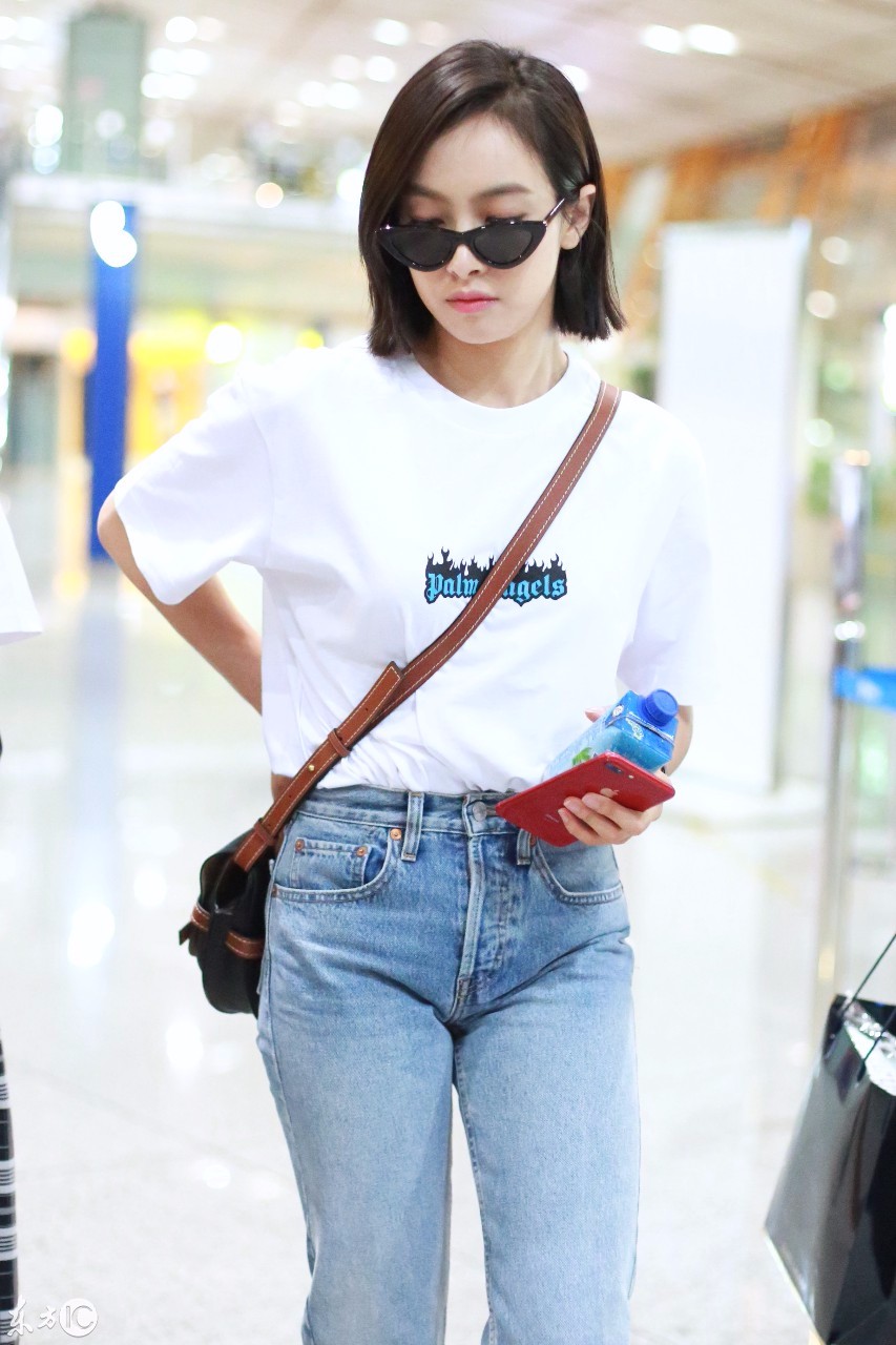 宋茜戴墨镜穿白色t恤搭配蓝色牛仔裤现身机场走路时低头玩手机