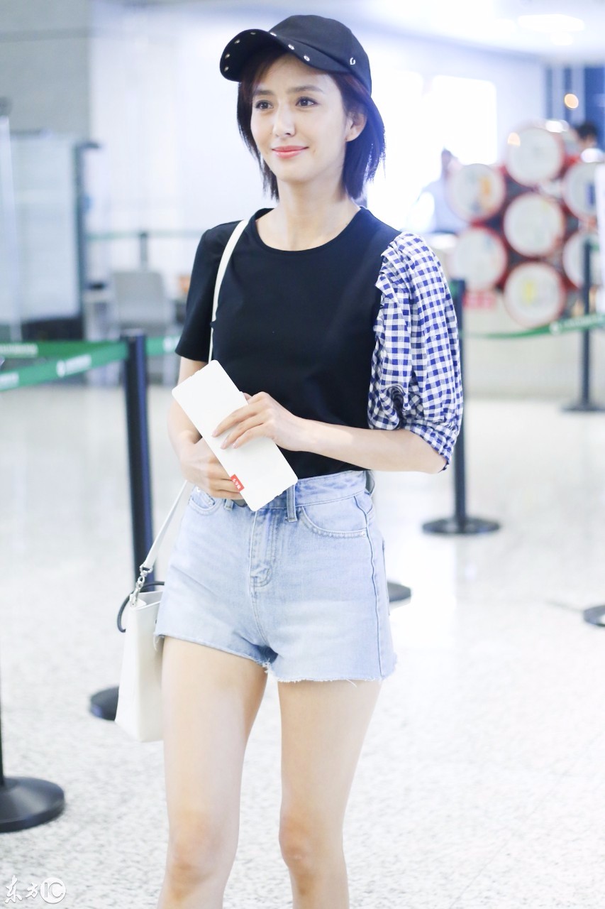 佟丽娅戴棒球帽穿黑t搭配牛仔短裤现身机场,笑容甜美大秀美腿!