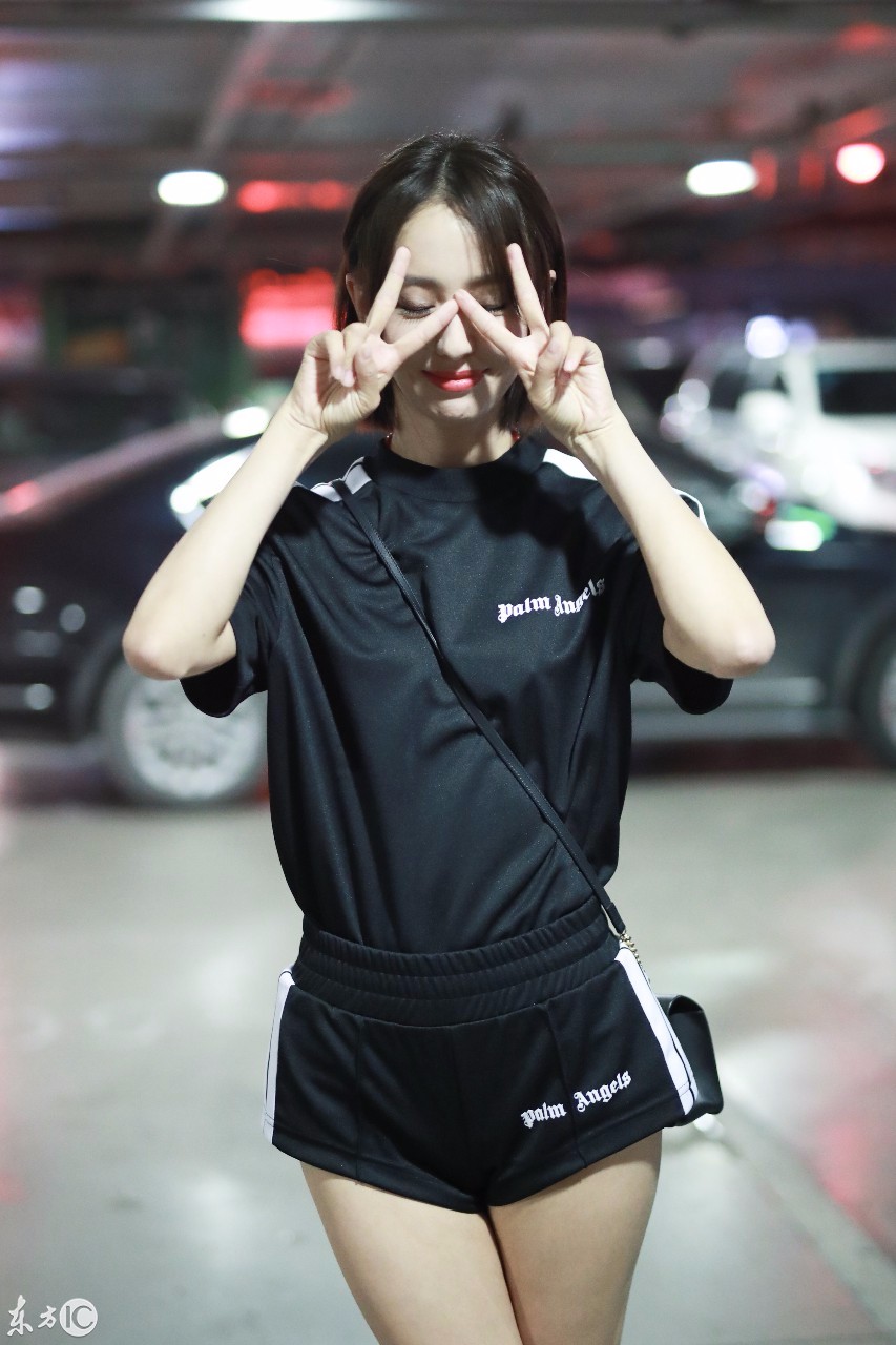 佟丽娅穿运动装现身机场笑容甜美,最后一张图丫丫的动作好暖心!