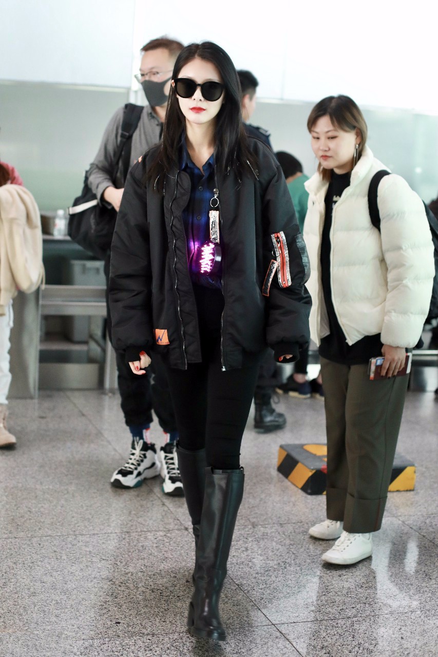 傅菁红唇穿黑色羽绒服现身机场皮肤白皙,戴黑色墨镜又酷又美|红唇