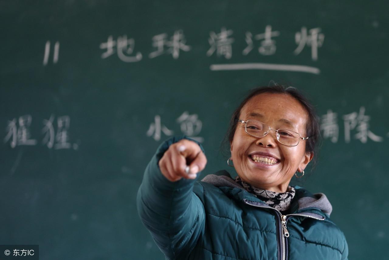 她是学校唯一的老师, 背柴火为20个孩子做午饭, 感动了他