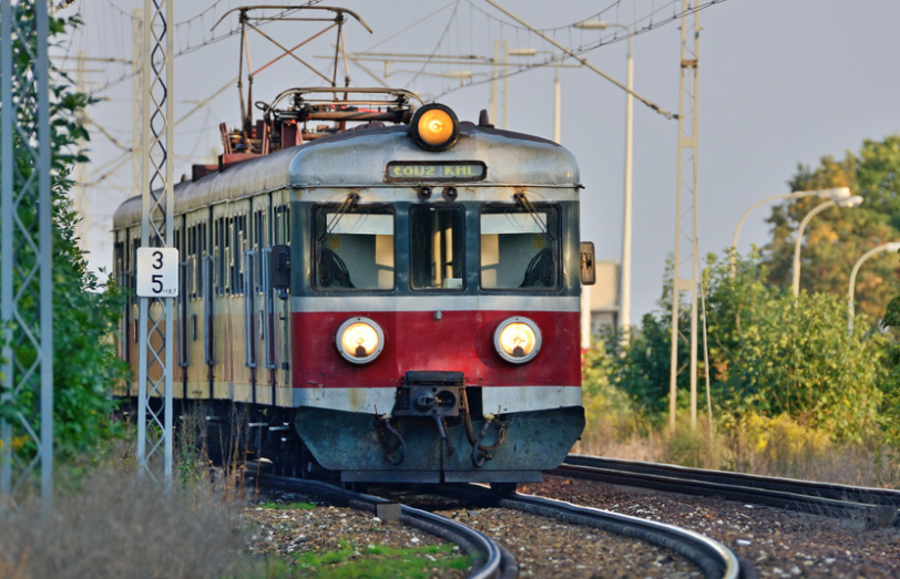 男子右手残缺,买半价票坐火车,要求补票,老人说句话,乘客鼓掌
