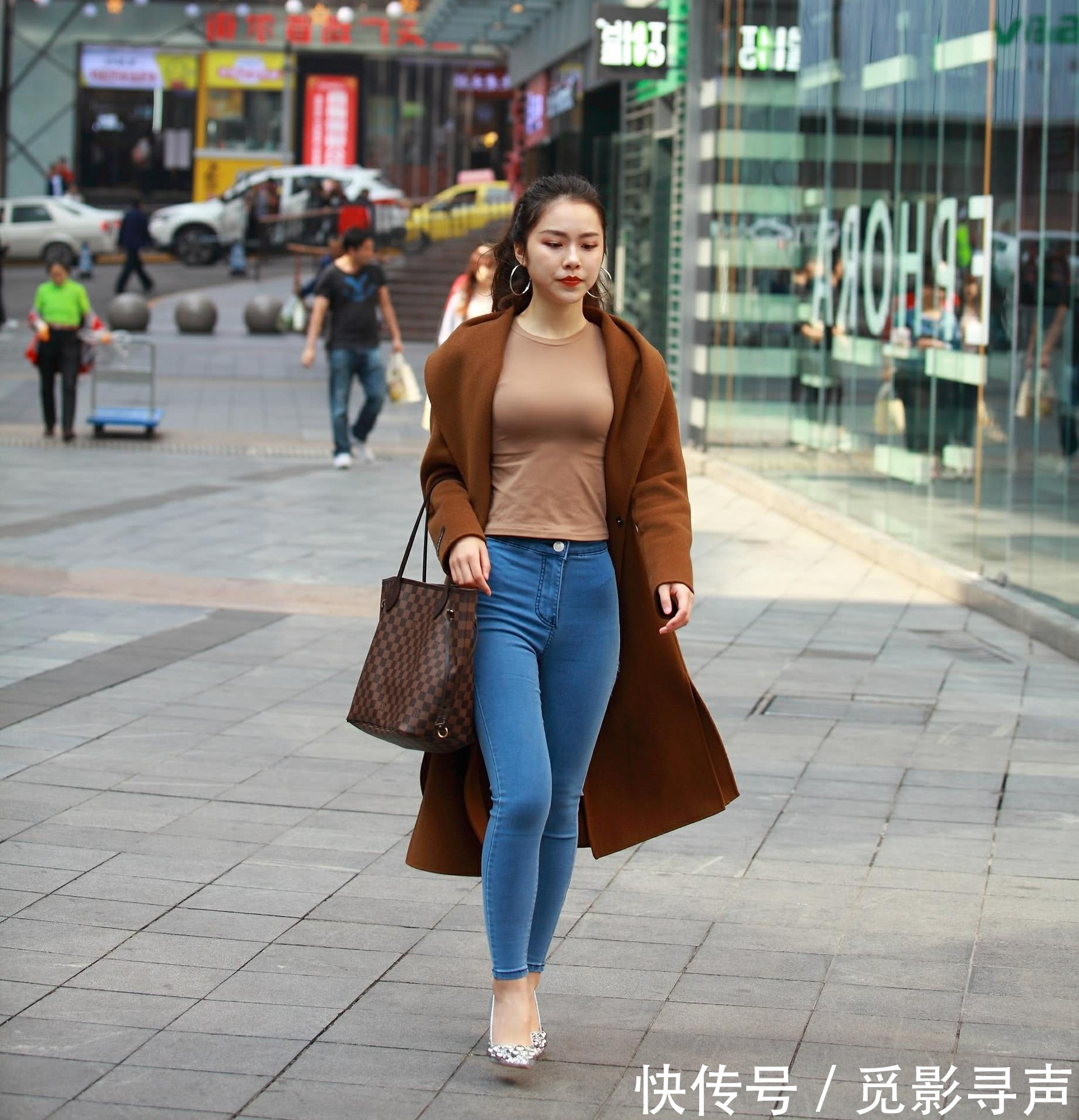 街拍气质小姐姐破洞紧身牛仔裤凹凸有致就是摆拍的时候表情太