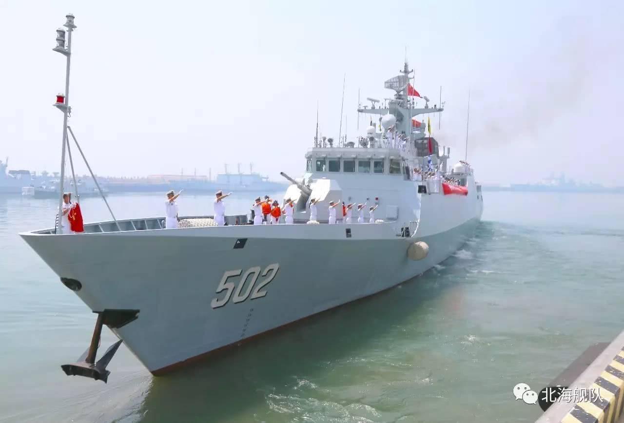 其中,502黄石舰还是056型护卫舰中第一艘参加国际军事比赛的舰艇,并