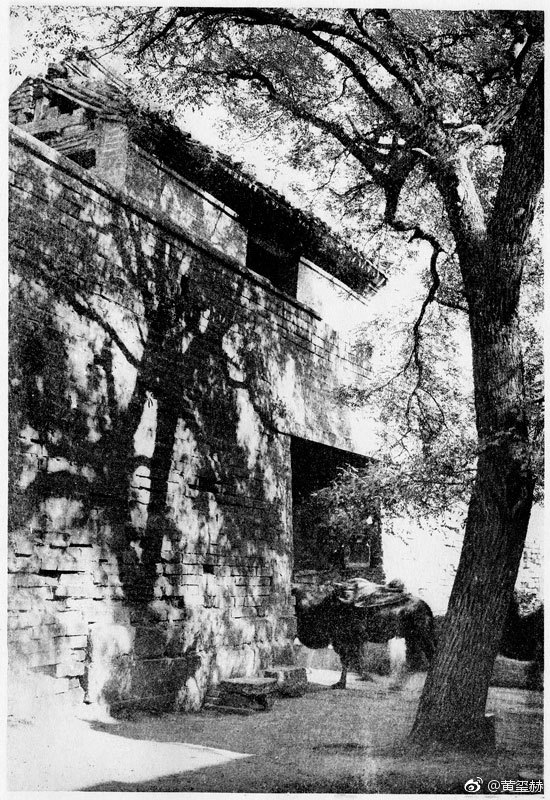 西便门是北京外城西南角城门,位于北京城墙西南端角楼旁边