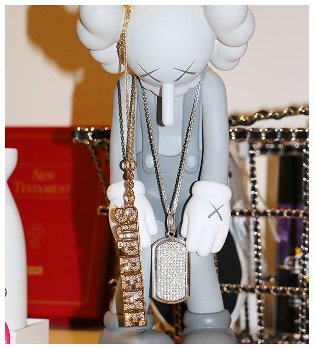 当然还要跟大牌设计师来个合照呀~还要晒晒时尚高级玩物单品~很酷