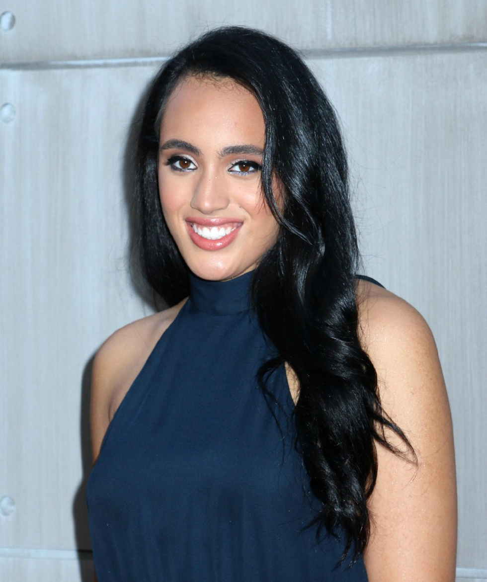 西蒙妮约翰逊参加纽约摩天大楼首映打扮独特