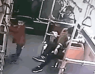 小孩被成年人绊伤,暴打……情绪失控的大人比"熊孩子"更可怕!