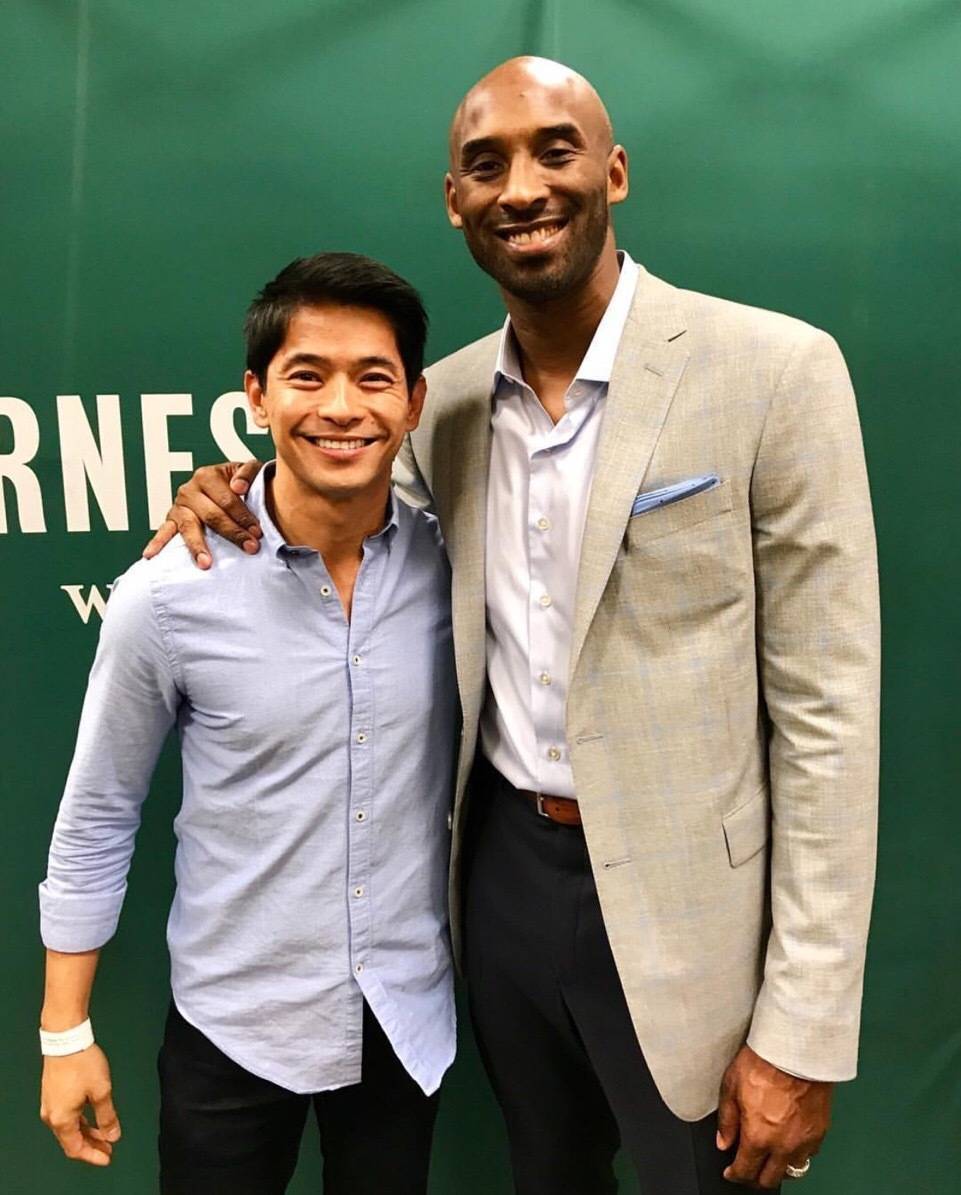 科比新书《曼巴精神》签售会,与众球迷合影