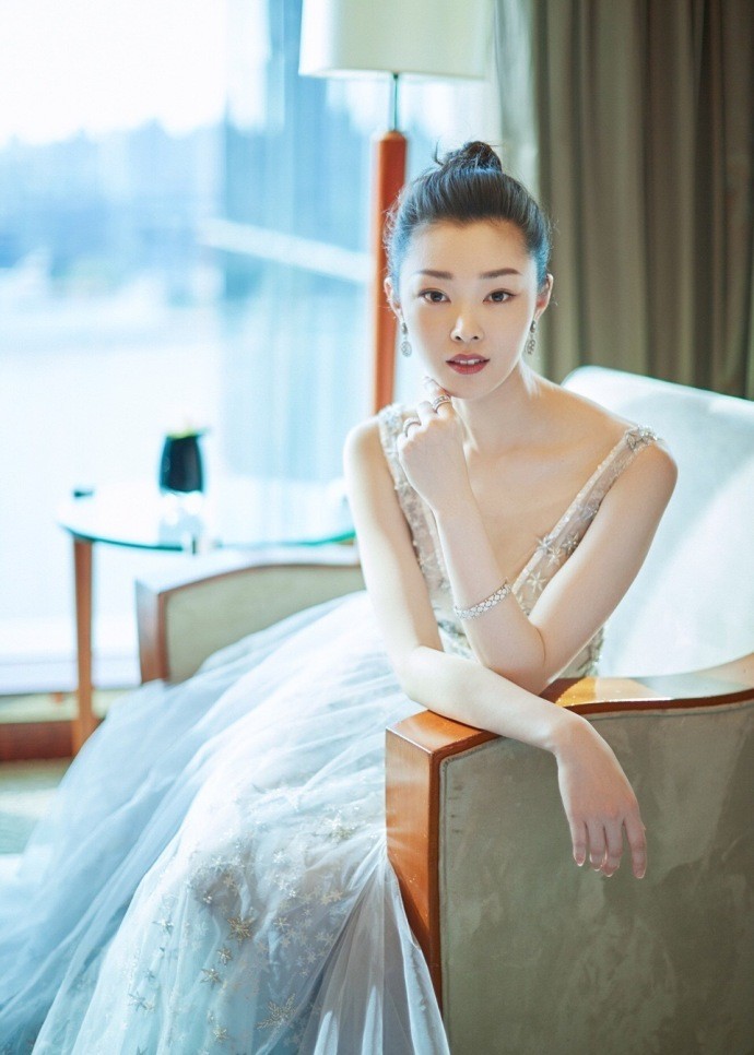 宋轶一袭蓝色纱裙礼服仙气十足,前后深v大秀天鹅颈,优雅迷人