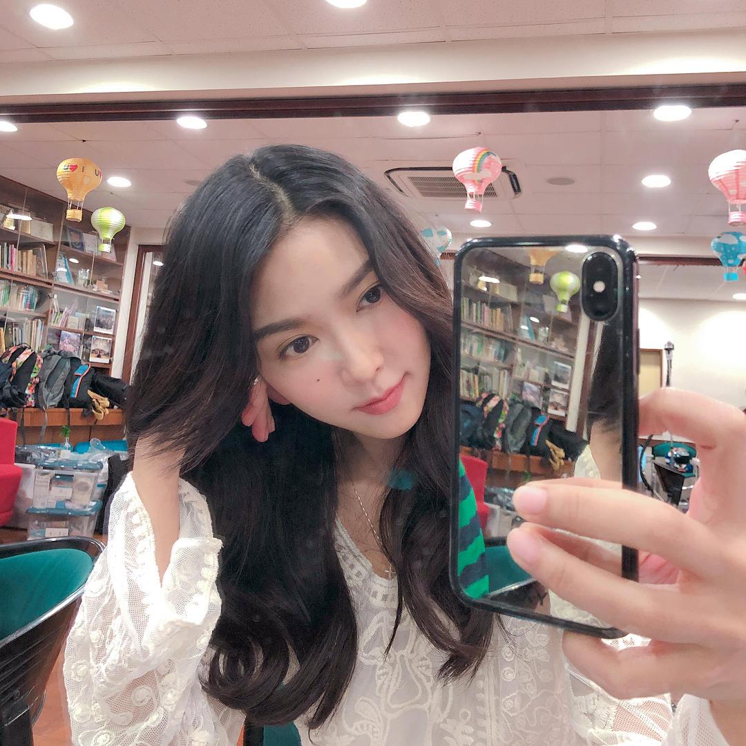 薛凯琪拍戏空余秀自拍,网友直夸太勇敢:她敢把缺陷也拍出来