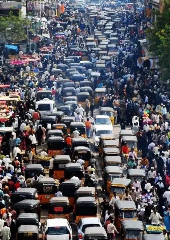 乱七八糟的街头,司机边开车,边大吼