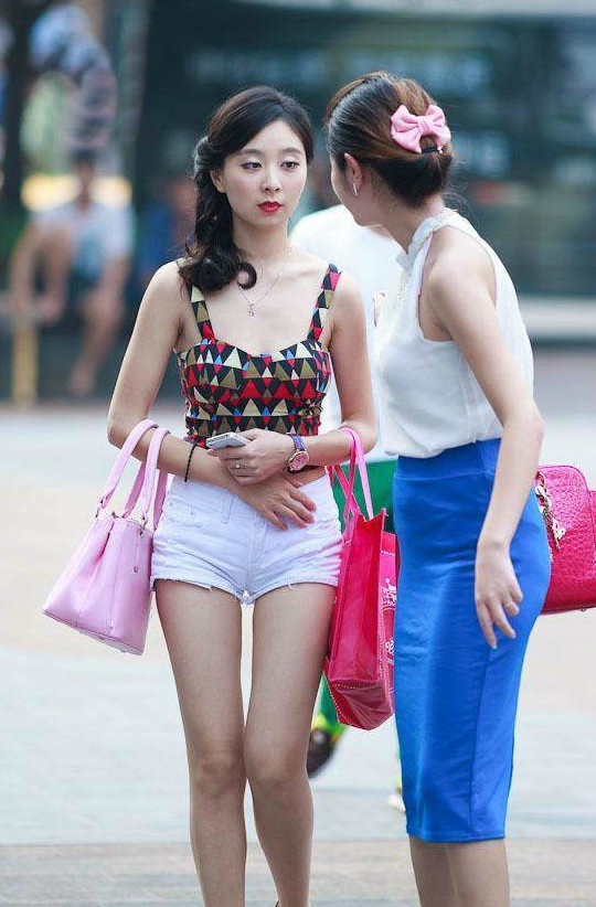 街拍都说女人三十如狼四十如虎那图2简直是如狼似虎