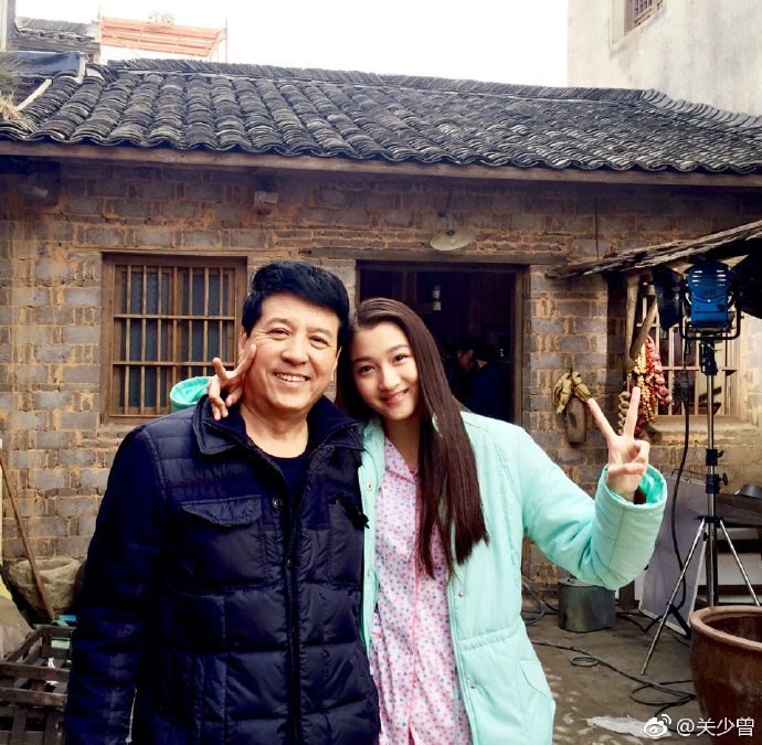 关晓彤爸爸晒照向女儿表白,隔空喊话鹿晗:第一个抱她的是我