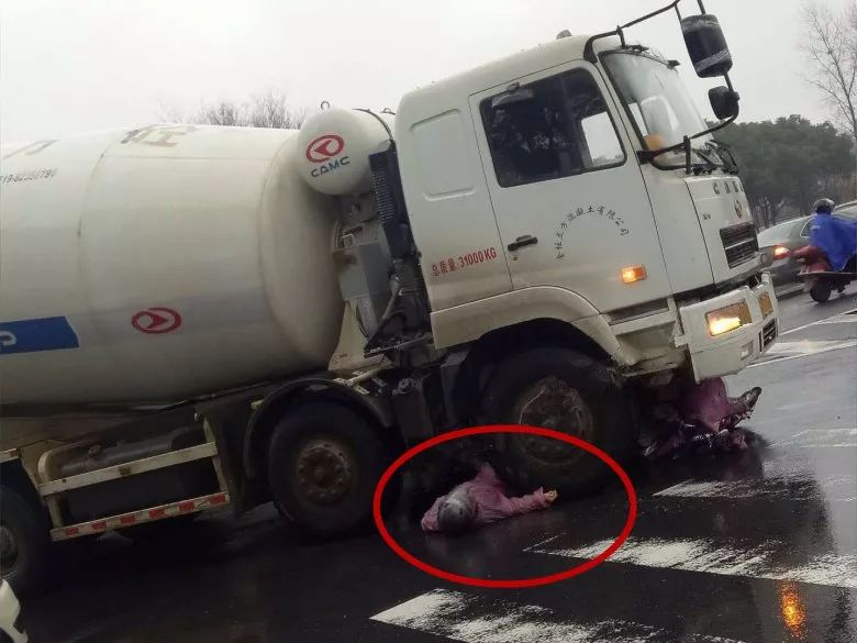 惨烈!金坛汇贤南路一电动车连人带车惨遭搅拌车碾压!