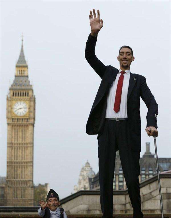 比姚明还高21厘米的第一巨人,1米7妻子:平时看不着他的脸