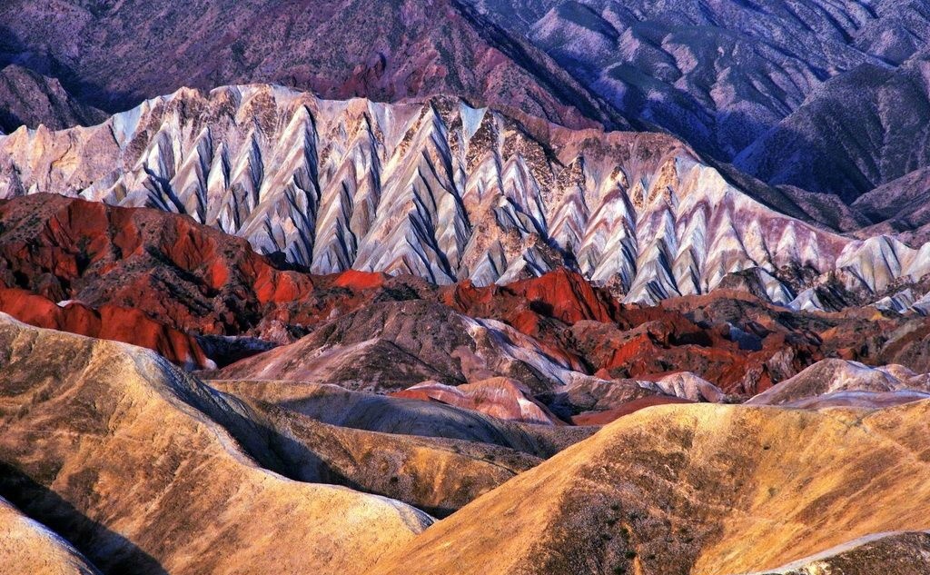 溶蚀,重力崩塌作用形成的赤壁丹崖及方山,石柱,石墙,石峰等造型地貌