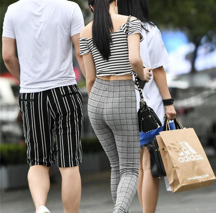帅哥的女友穿的紧身裤, 品相完美凸显裤子的立体修身