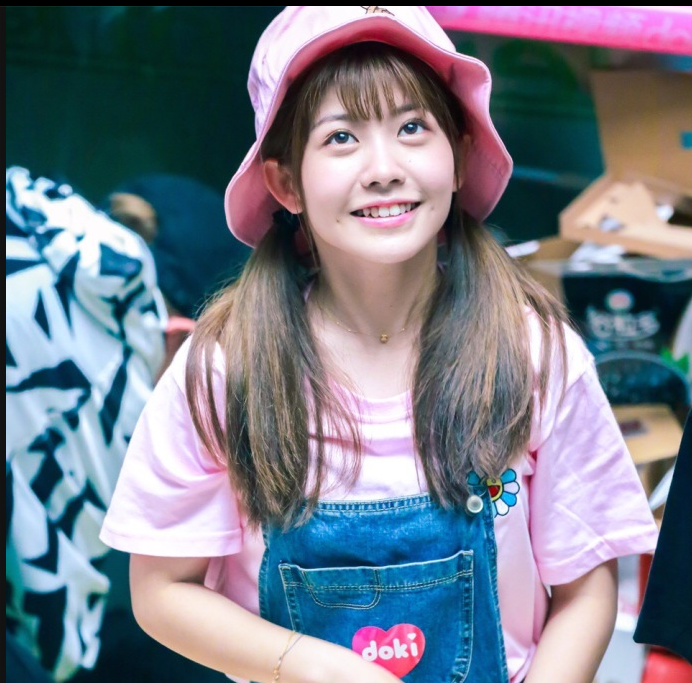 赖美云头戴渔夫帽扎着双马尾出席活动真的是可盐可甜全能元气少女