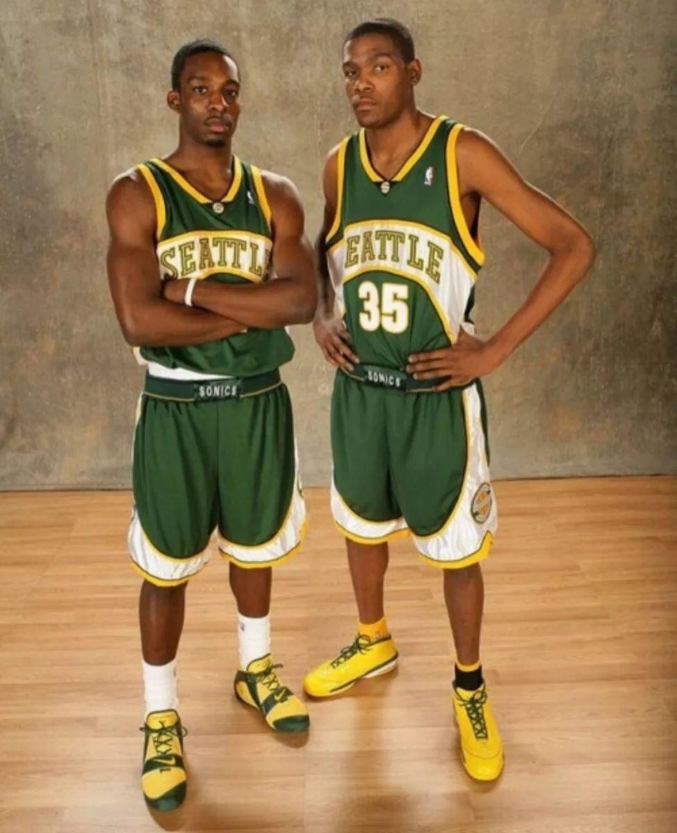 不过超音速也有着幸福的烦恼,杜兰特和格林两人都是身高较高身材偏瘦