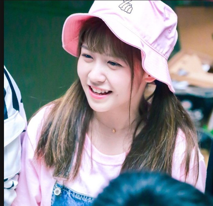 赖美云头戴渔夫帽扎着双马尾出席活动真的是可盐可甜全能元气少女