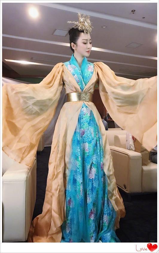 为抢镜,萨顶顶这身也是没谁了,网友:这种搭配绝对没人敢撞衫