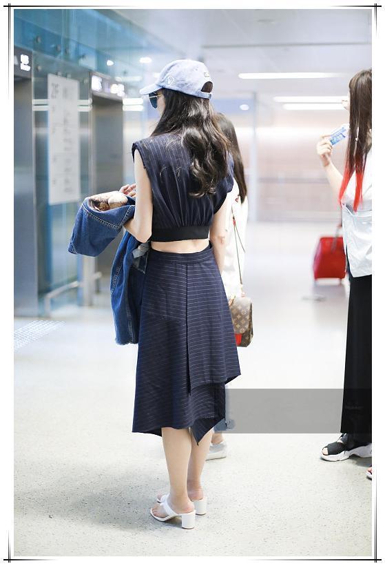 当韩雪和奚梦瑶同穿露脐装网友才明白到什么是真正水蛇腰