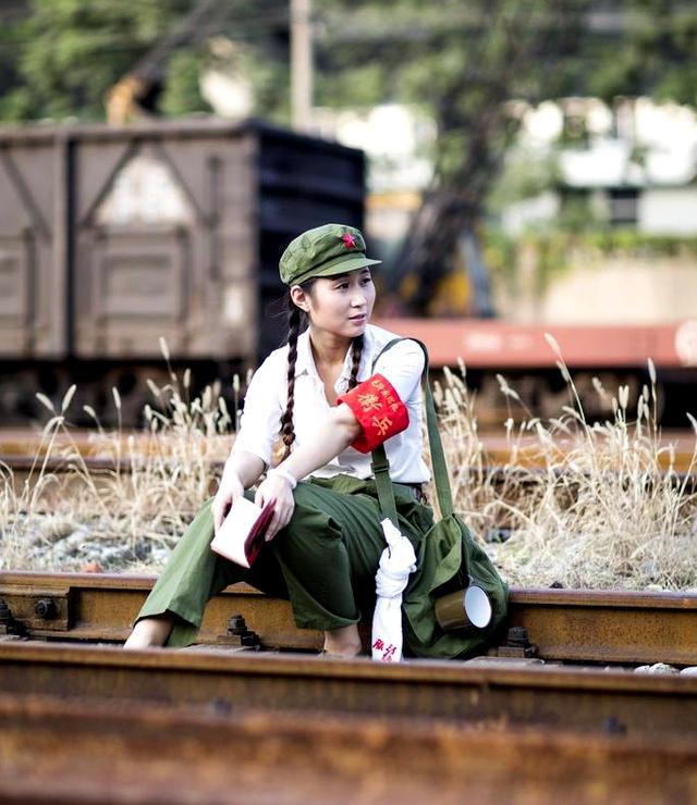 12张让你跨越中国70年代场景的怀旧摄影作品