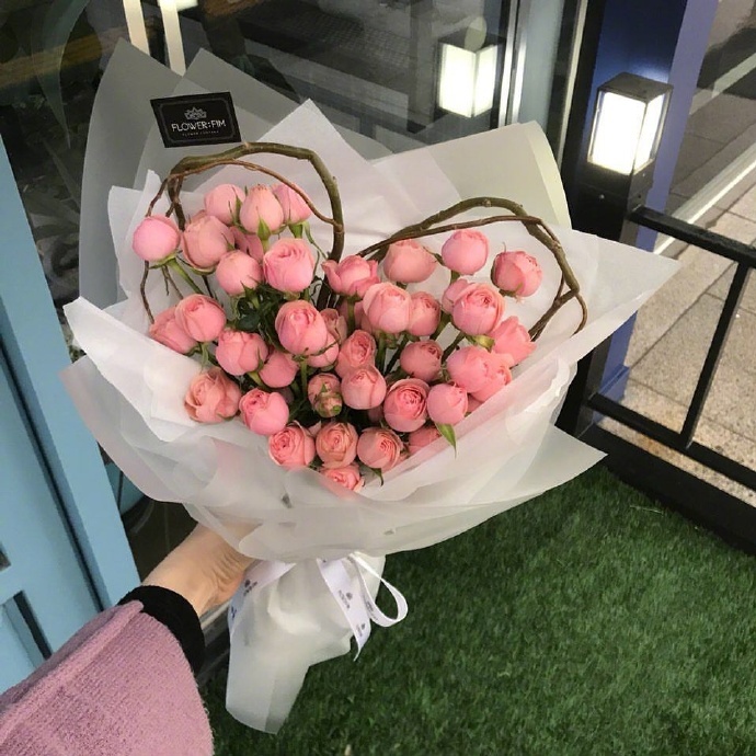 让人心情超好的爱心花束晚安