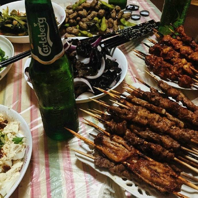 深夜最幸福的事就是吃烧烤喝啤酒6767