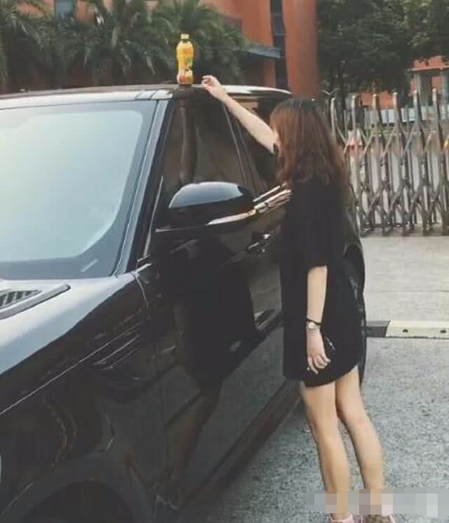 百万豪车停大学门口,车顶放饮料,女大学生想拿奈何身高是硬伤
