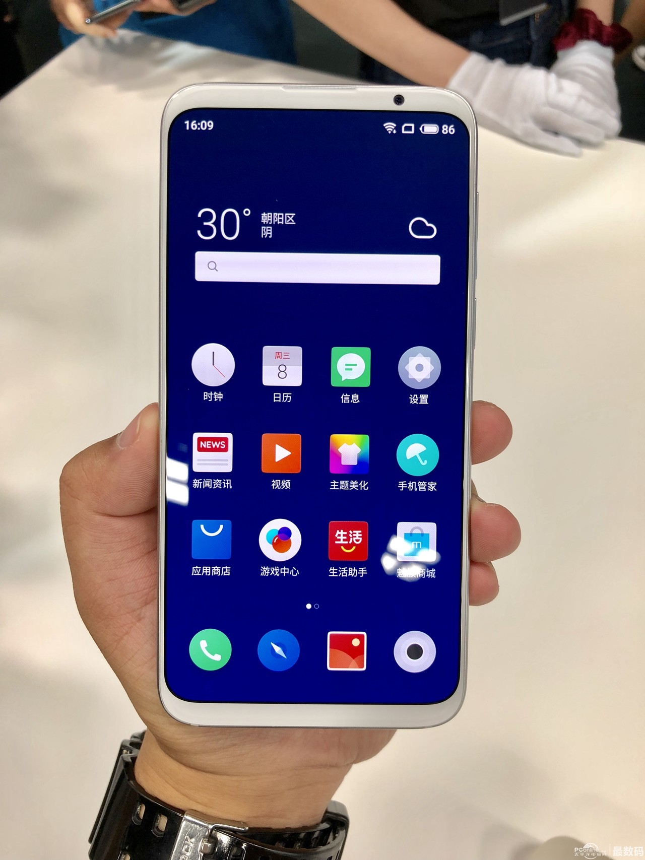 由于没有采用刘海屏魅族16 th正面极具亮点,魅族16 th/16 th plus分别