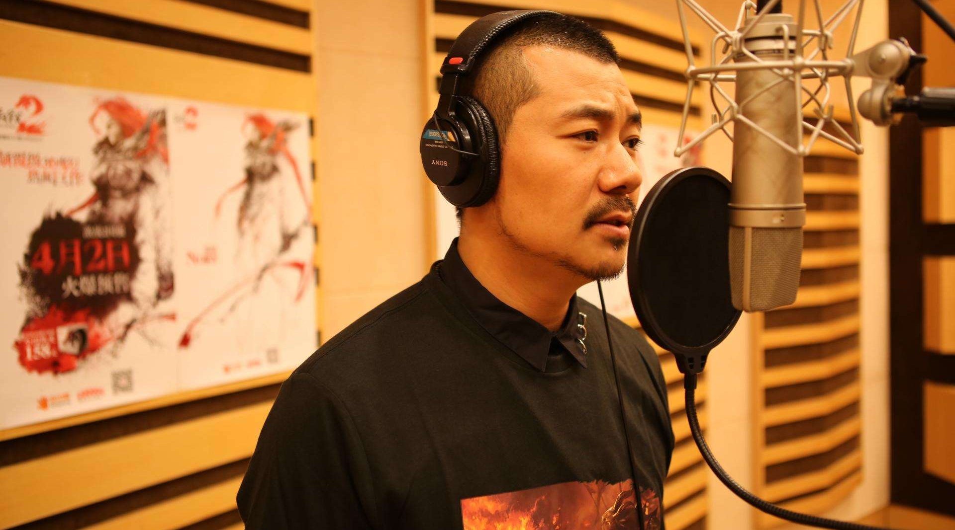 "相信你还在这里 从不曾离去 我的爱像天使守护你 若生命直到这里 从.